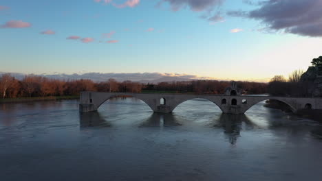 Brücke-über-Den-Fluss-Rhône-Morgen-Drohne-Avignon-Frankreich-Saint-Bénézet-Bögen